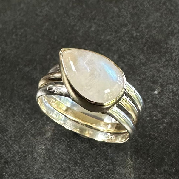 Blue Natural Rainbow Moonstone Oval Shape Silver Ring, For Jewelry at Rs  1200/piece in Jaipur